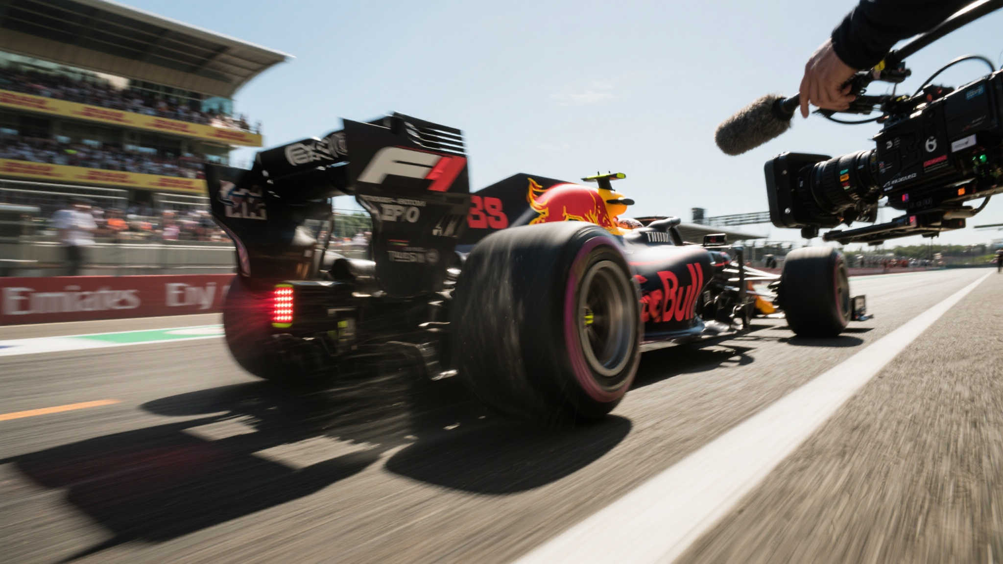 《F1》电影开启新时代，赛车题材迎来全新标杆